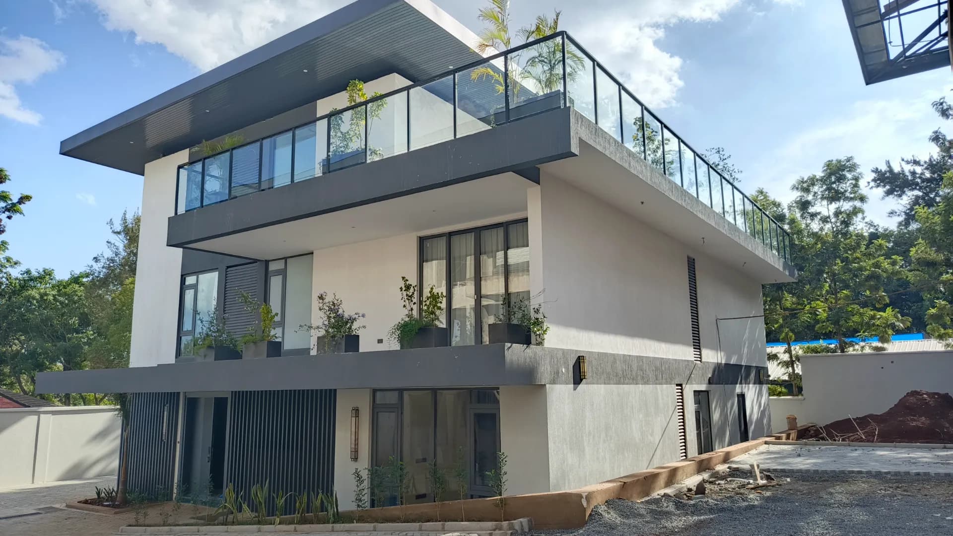 A modern very spacious 5 bedrooms townhouse all Ensuite plus 2DSQ