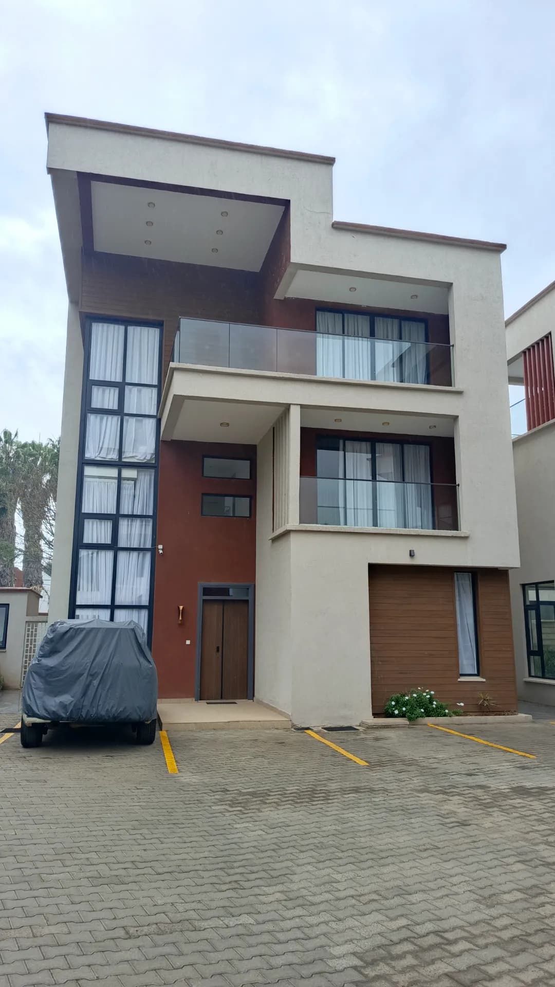 An Elegant very spacious 5 bedrooms all Ensuite plus DSQ